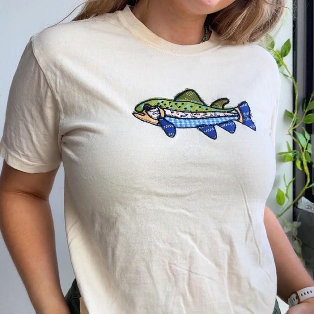beige NWT 100% cotton trout / fish patchwork embroidered women’s boxy fit tee - Picture 3 of 8